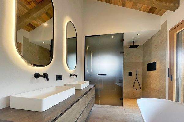 Das moderne und helle Badezimmer