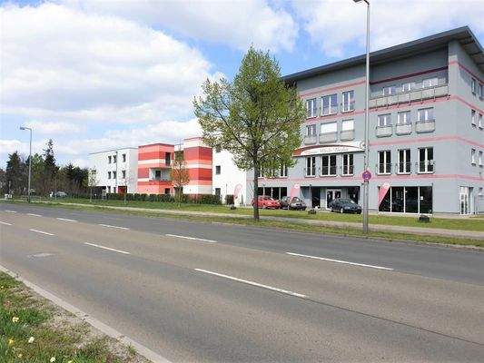 Gewerbe im 2. OG, Kita links