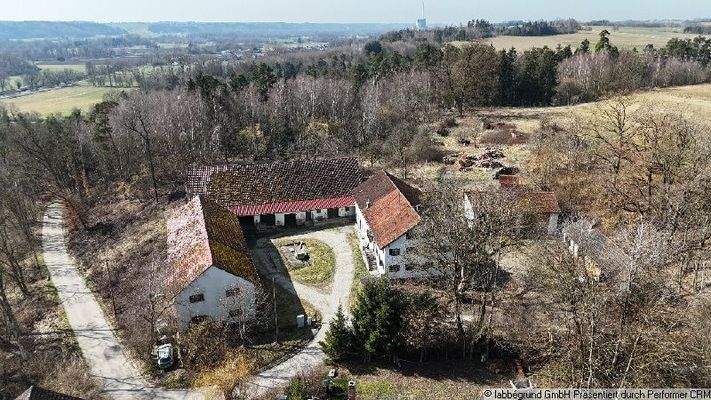 Drohne Gesamtansicht Gebäude + Straße