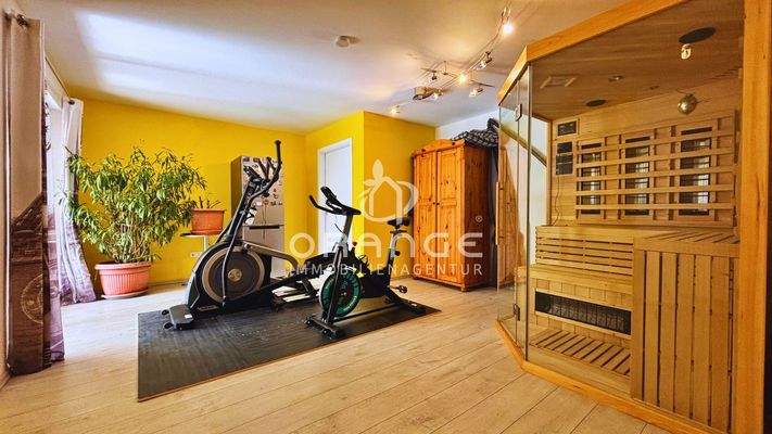 UG: Fitnessraum mit Infrarotkabine