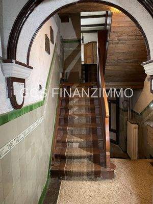 Treppenaufgang zu den oberen Geschoßen