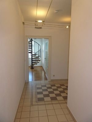 Eingang: Diele mit Blick zur Wendeltreppe in?s DG