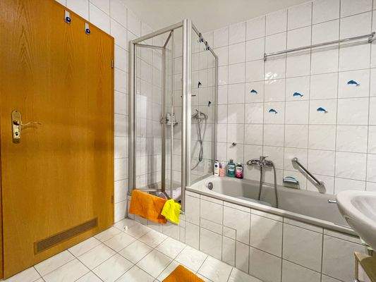 mit Dusche und Wanne