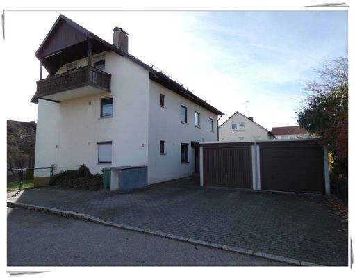 Garagen und Zugang zum Haus