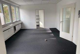 helles Büro mit Serverrraum