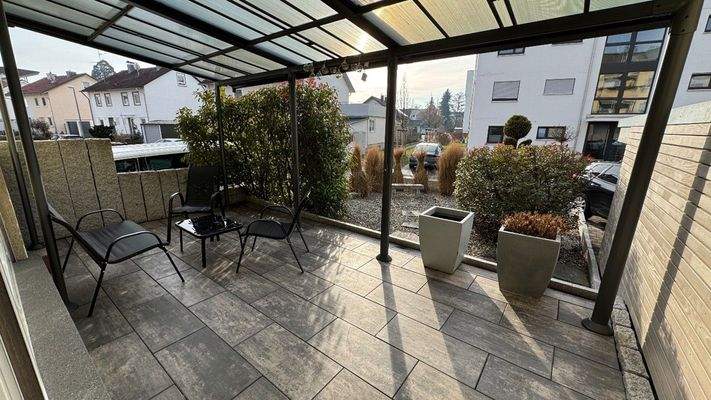 Überdachte Gartenterrasse....jpg