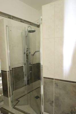 Erdgeschoss- Badezimmer mit Dusche 