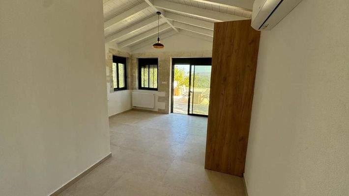 Kreta, Kournas: Malerisches Steinhaus mit bezauberndem See- und Meerblick zu verkaufen