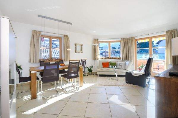 Heller Wohn-/Essbereich mit Balkonzugang