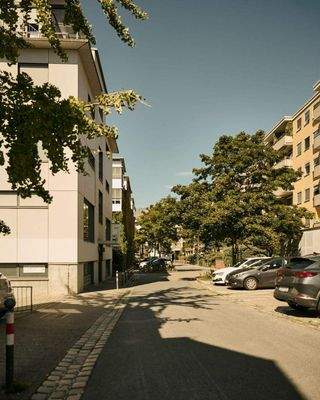 Die verkehrsberuhigte Straße vor dem Haus