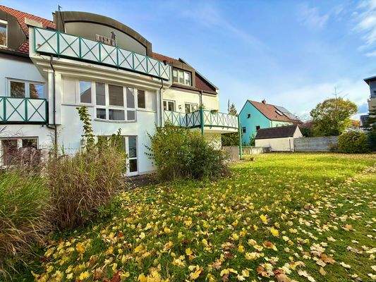 Hausansicht / Terrassen und Gartenbereich 