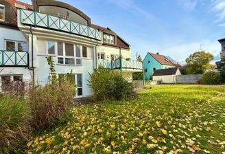 Hausansicht / Terrassen und Gartenbereich 