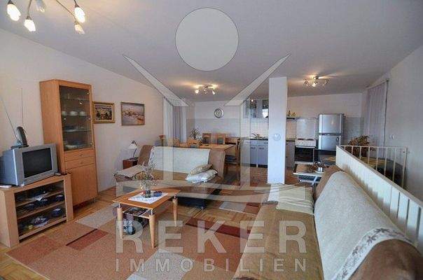 Im Hauptraum der schönen Wohnung befinden sich wohnen, essen und kochen. Alle Bereiche sind offen.