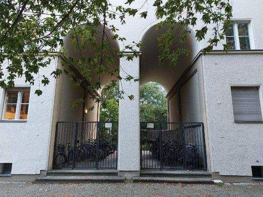 Zugang zum grünen Wohnhof mit Fahrradabstellmöglic