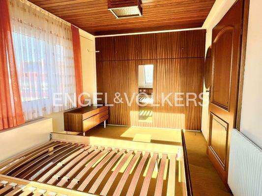Schlafzimmer mit Einbauschrank im OG