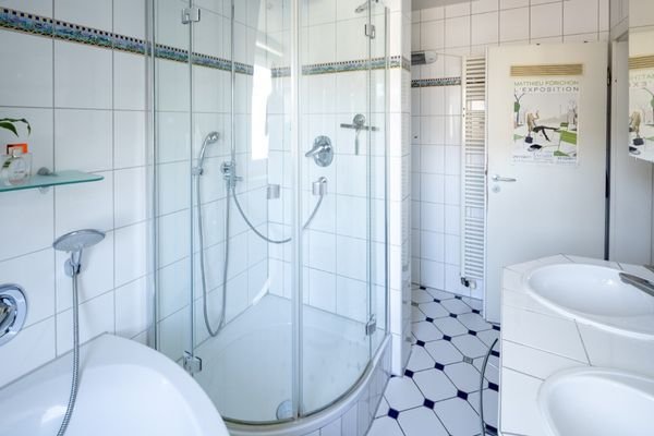 Tageslichtbad mit Wanne und Dusche