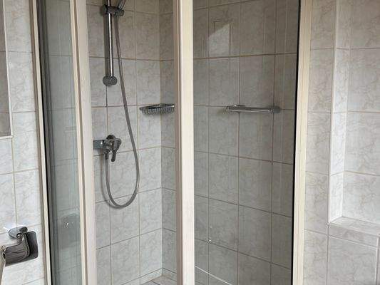 Badezimmer mit separaten Dusche.jpg
