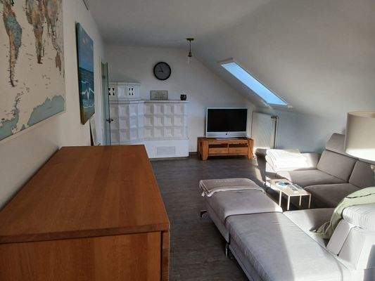 Helles Wohnzimmer mit Dachfenster