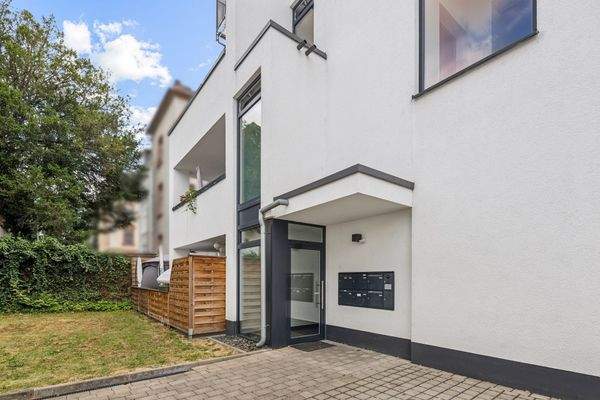 46915-004_Hauseingang