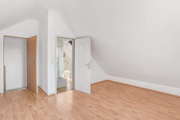 Zimmer im DG mit Bad