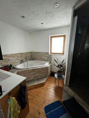 Vorderhaus Bad m. Wanne&Dusche