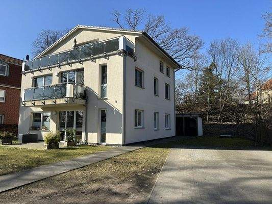 Zufahrt mit Stellplätzen & Abstellrämen