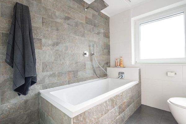 Badezimmer mit Wanne.jpeg