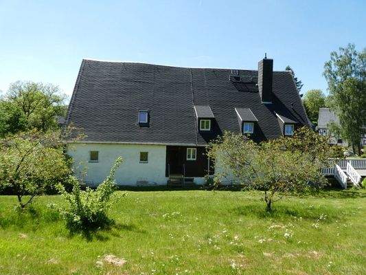 große Wiese am Haus