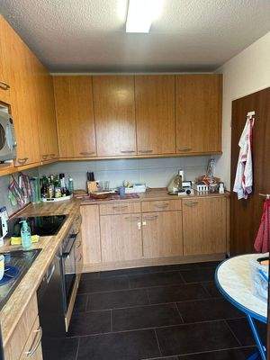 Moderne Küche mit Geräten