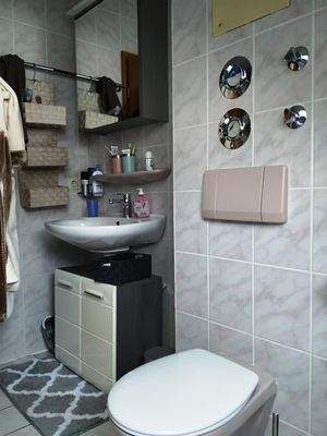 Badezimmer deckenhoch gefliest