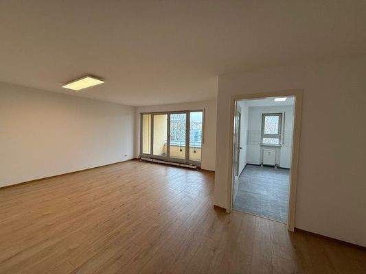 Wohnraum mit Blick in die Küche