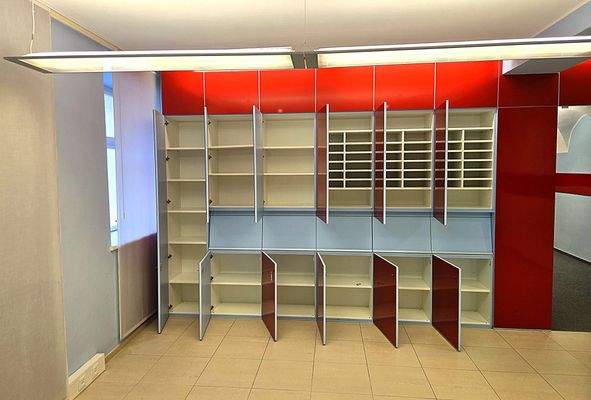 Kundenservice-Desk mit verbauten Wandschrank