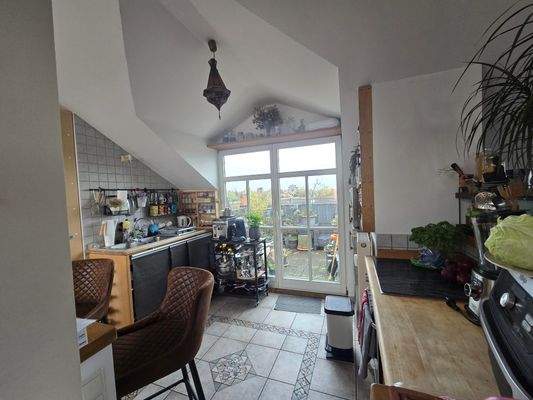 offene Küche mit Blick zum Balkon.jpg