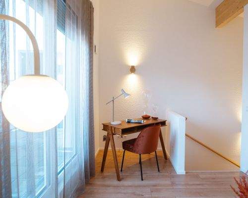 Helles Arbeitszimmer