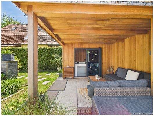 überdachter Freisitz mit Lounge