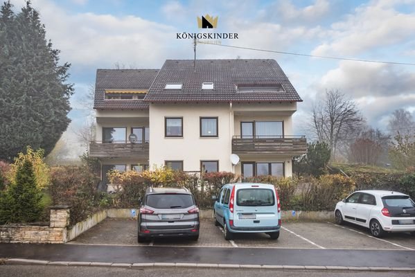Einladende Architektur in ruhiger, naturnaher Umgebung