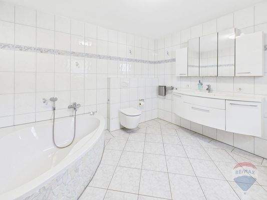 Badezimmer im Erdgeschoss