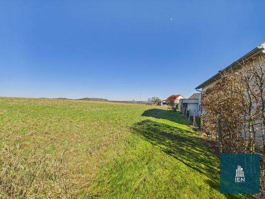 Hausansicht mit Feldrand