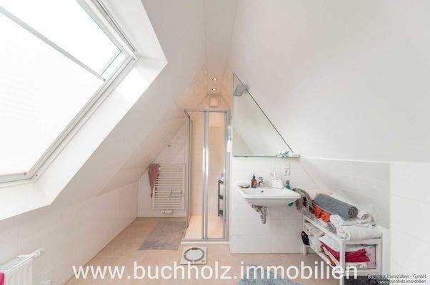 Duschbad mit Fenster im Dachgeschoss