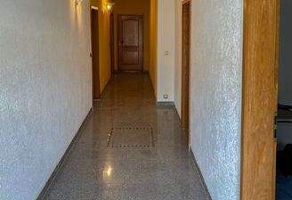 Zugang zu den Büros im Flachbau auf West