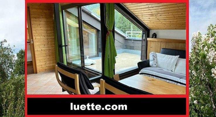 Wohnbereich mit Zugang zur Dachterrasse