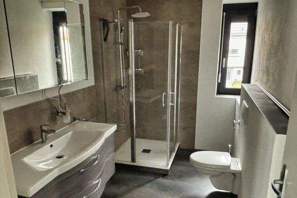 neuwertiges Duschbad OG