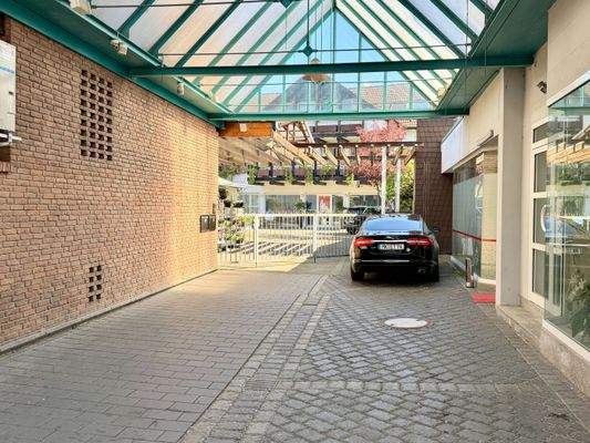 überdachte Hofzufahrt