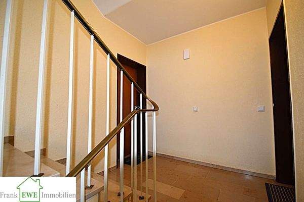 Wohnungseingang, 4-Zimmer-Wohnung mit 2 Balkonen zum Kauf in Düsseldorf Hassels, Frank Ewe Immobilienmakler