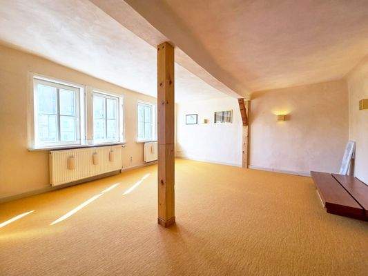 Wohnzimmer im Obergeschoss mit ökologischem Lehmputz