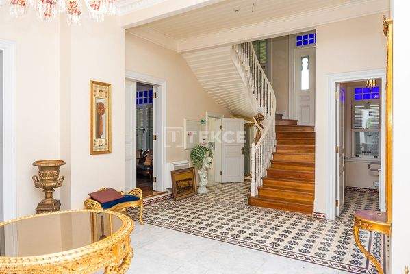 House with Detached Garden Close to Caddebostan Coast in Kadıköy