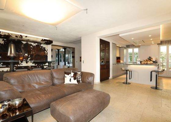 Wohnen m. Blick i. Küche und Eingang