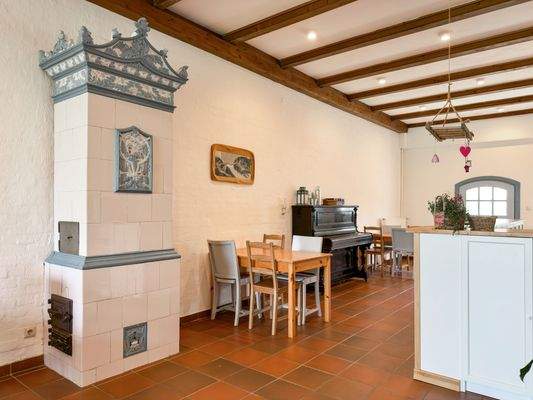 Diele mit Kachelofen - Erdgeschoss