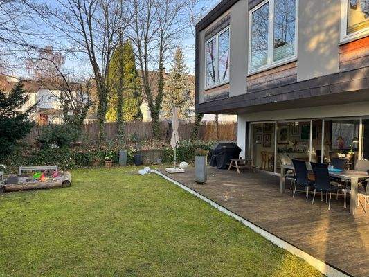 Terrasse mit Anbau darüber