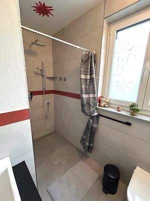 Mit ebenerdiger Dusche